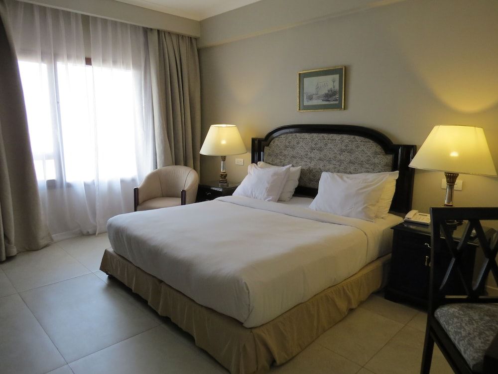 Deluxe Royal City Suite