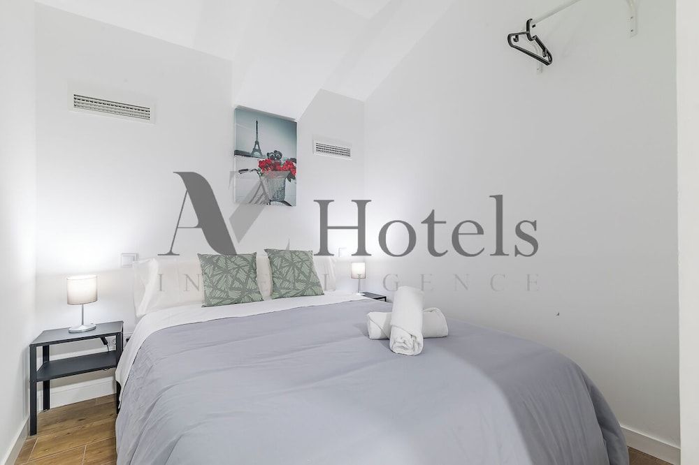 Basic Double Room, 1 Double Bed, Non Smoking, Shared Bathroom