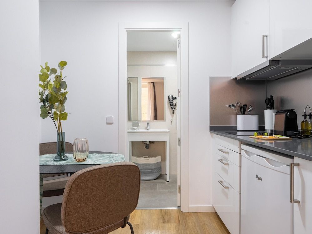 Limehome Madrid La Bolsa Studio Apartment with Balcony 17