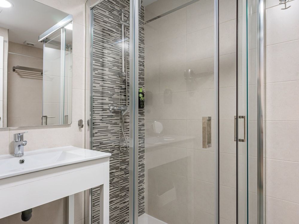 Limehome Madrid La Bolsa Studio Apartment with Balcony 14