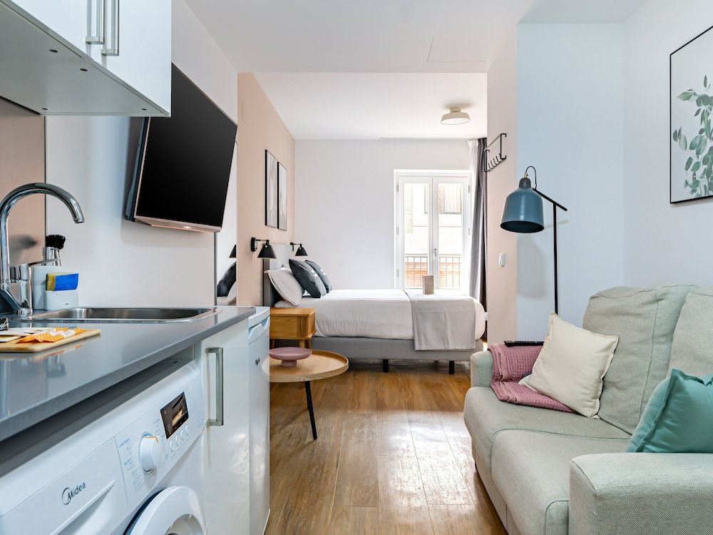 Limehome Madrid La Bolsa Studio Apartment with Balcony 15