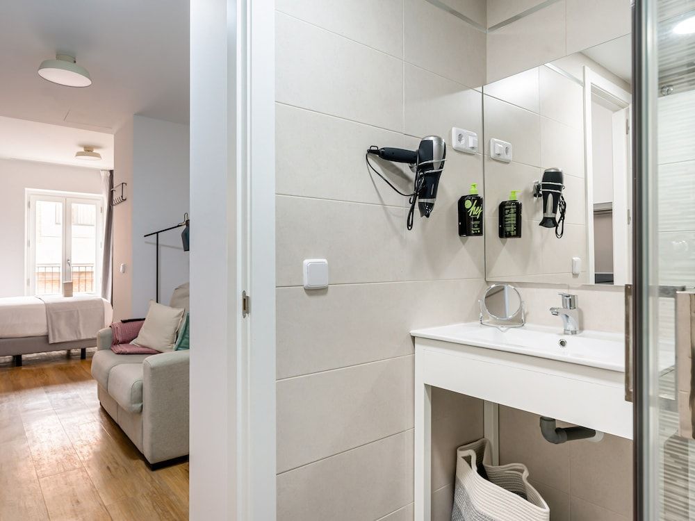 Limehome Madrid La Bolsa Studio Apartment with Balcony 13
