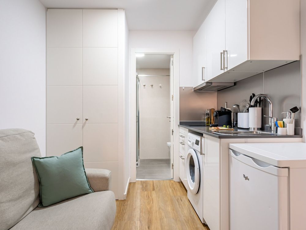 Limehome Madrid La Bolsa Studio Apartment with Balcony 16