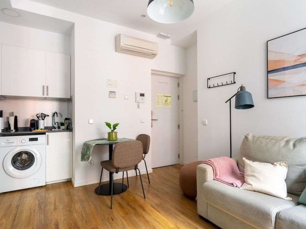 Limehome Madrid La Bolsa Studio Apartment with Balcony 19