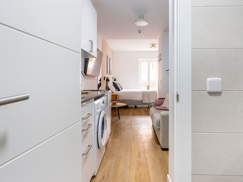 Limehome Madrid La Bolsa Studio Apartment with Balcony 10