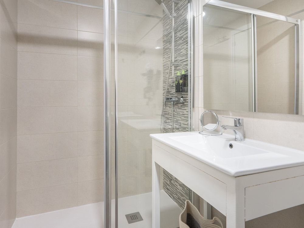 Limehome Madrid La Bolsa Studio Apartment with Balcony 12