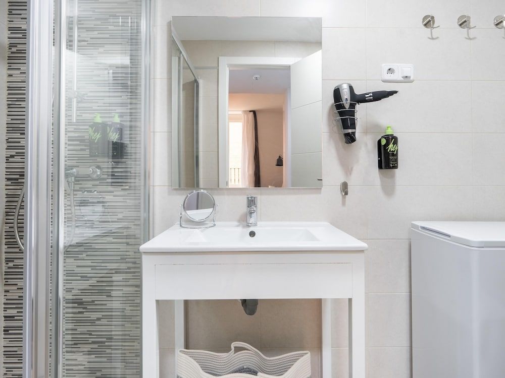 Limehome Madrid La Bolsa Studio Apartment with Balcony 11