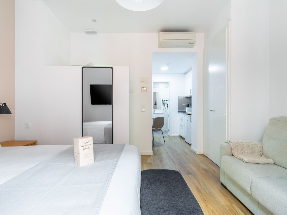 Limehome Madrid La Bolsa Studio Apartment with Balcony 4