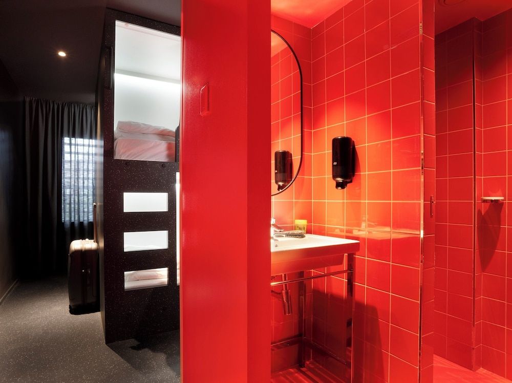 Bed in Quadruple Street View Ensuite