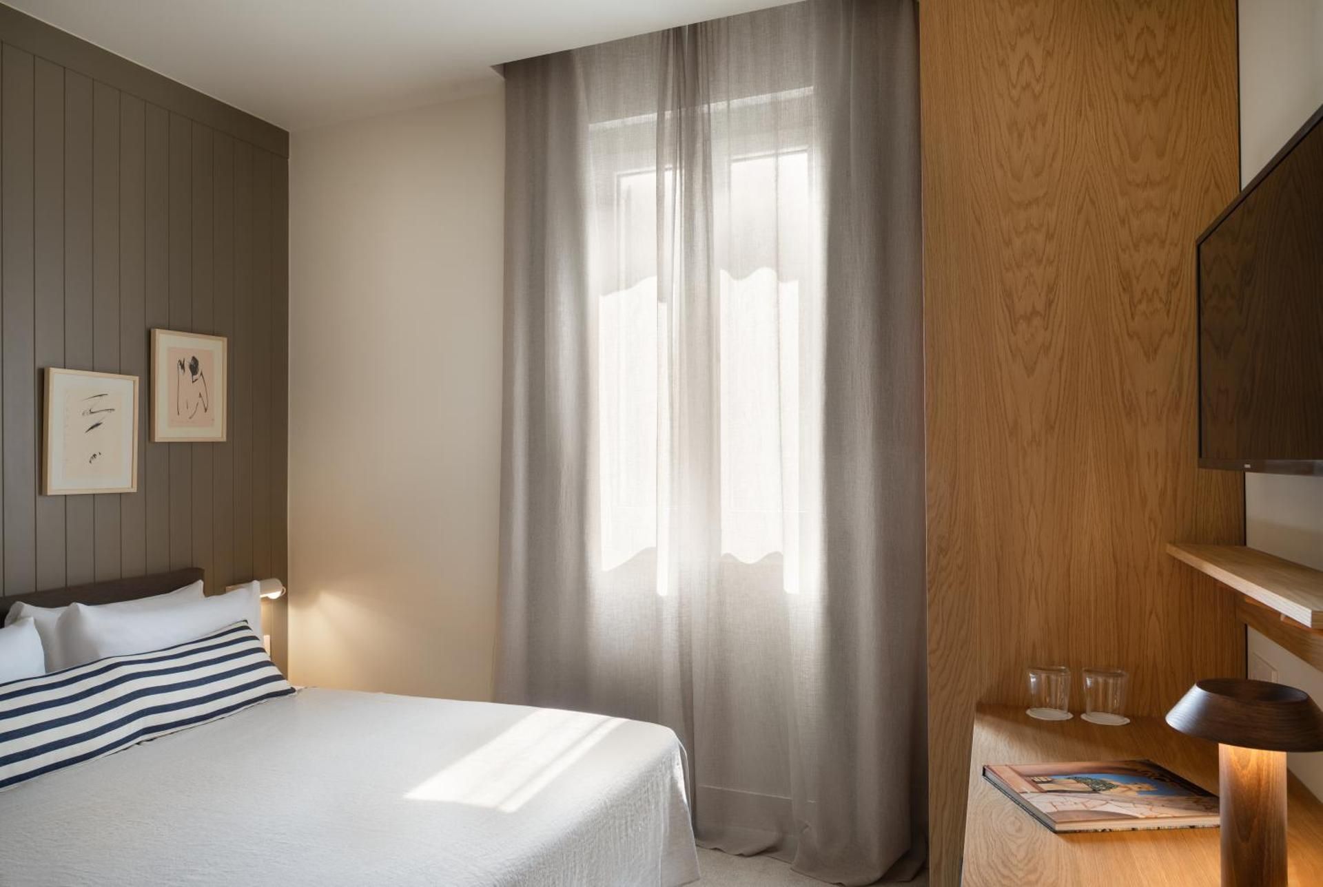 Design Room with City View