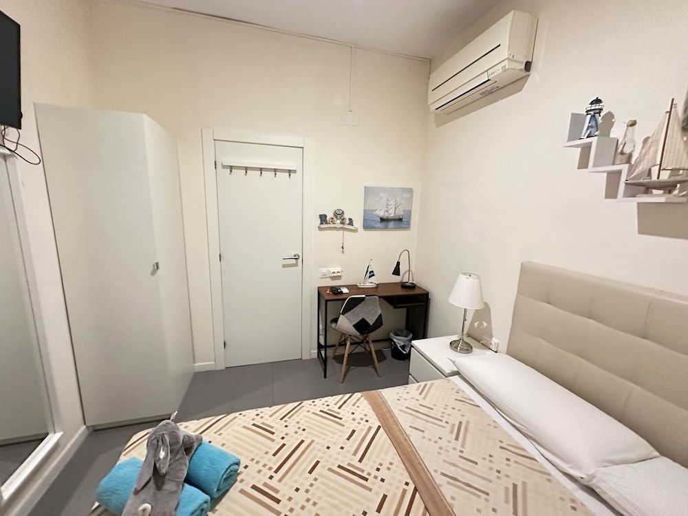 Rooms Balmes Economy Double Room, Shared Bathroom 3