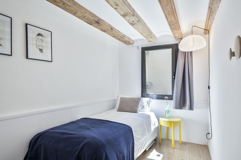 Large 1 Bedroom Apartment