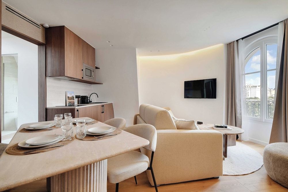 Modern Apt -1br/4p - View Eiffel Tower / Passy