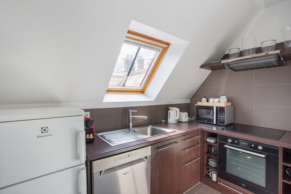 Superb Flat Ave Montaigne With Eiffel Tower View