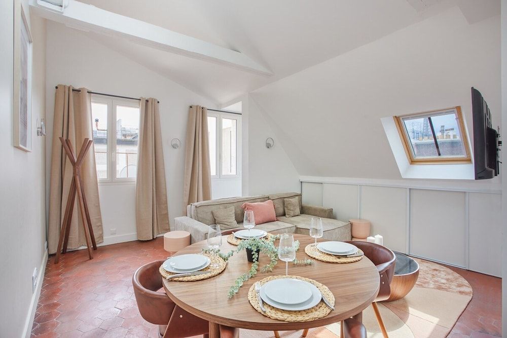 Superb Flat Ave Montaigne With Eiffel Tower View