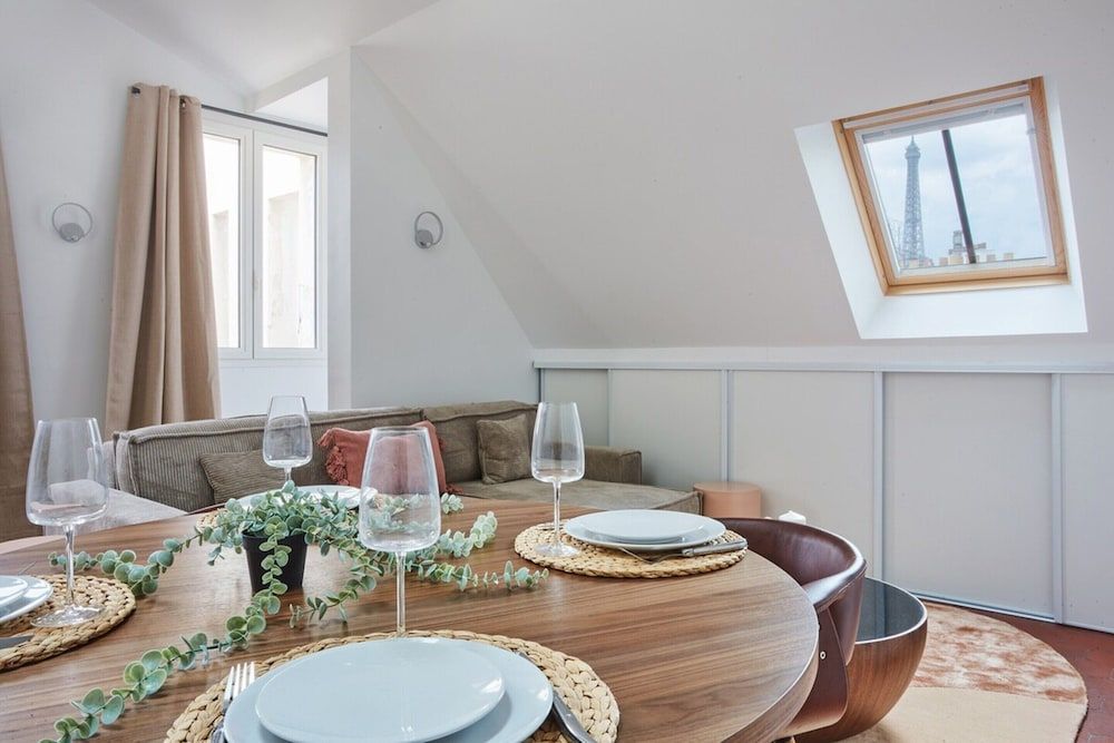 Superb Flat Ave Montaigne With Eiffel Tower View