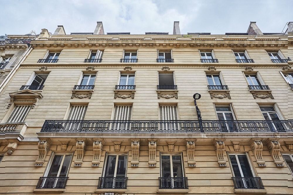 Superb Flat Ave Montaigne With Eiffel Tower View