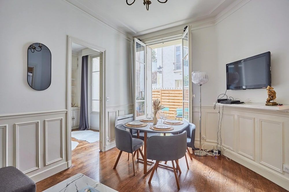 Superb Eiffel Tower Terrace Apartment