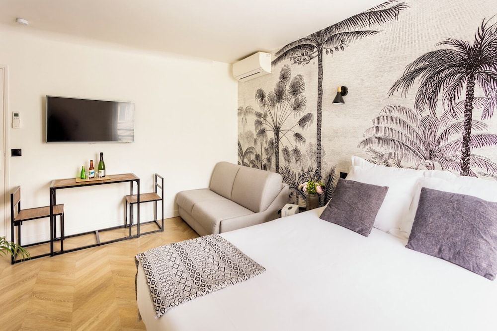 Standard Studio, Ensuite