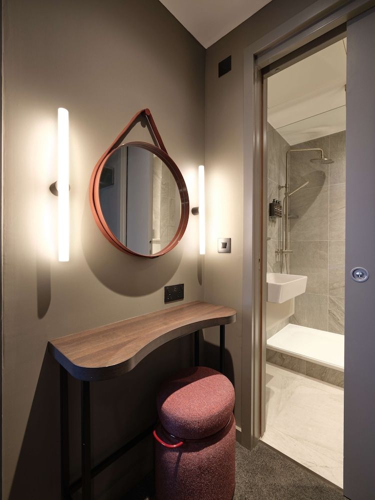 The Resident Edinburgh Standard Double Room 4