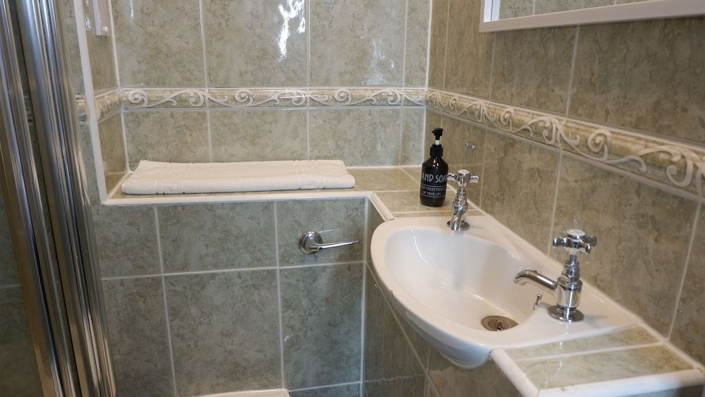 4 Friends House Comfort Single Room 6