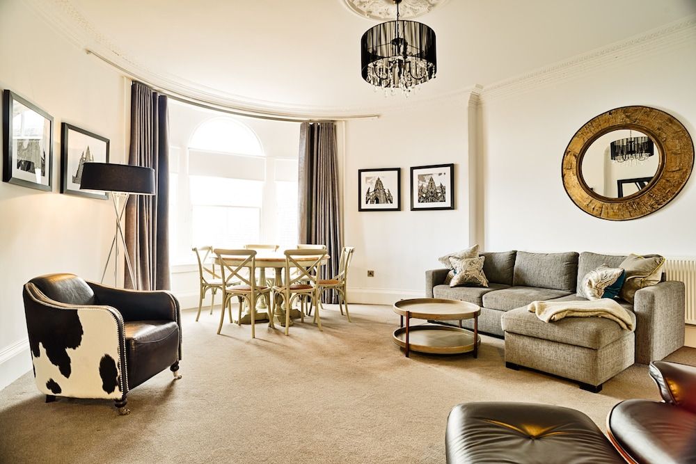 JOIVY Luxury George Street Apartments: Forth Suite
