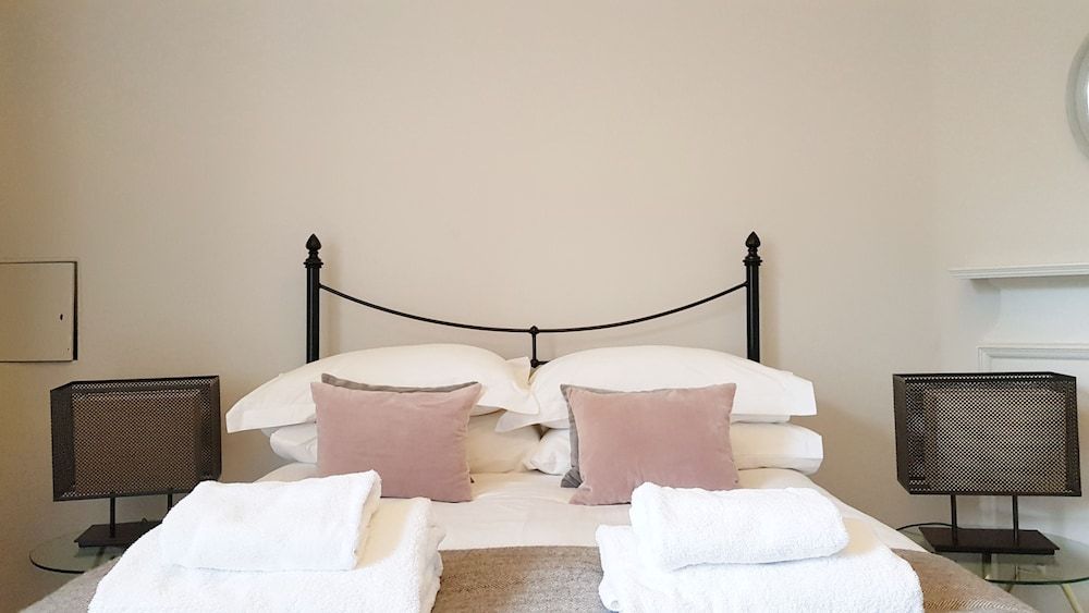 Grand Edinburgh Castlehill  4-bedroom Apartment