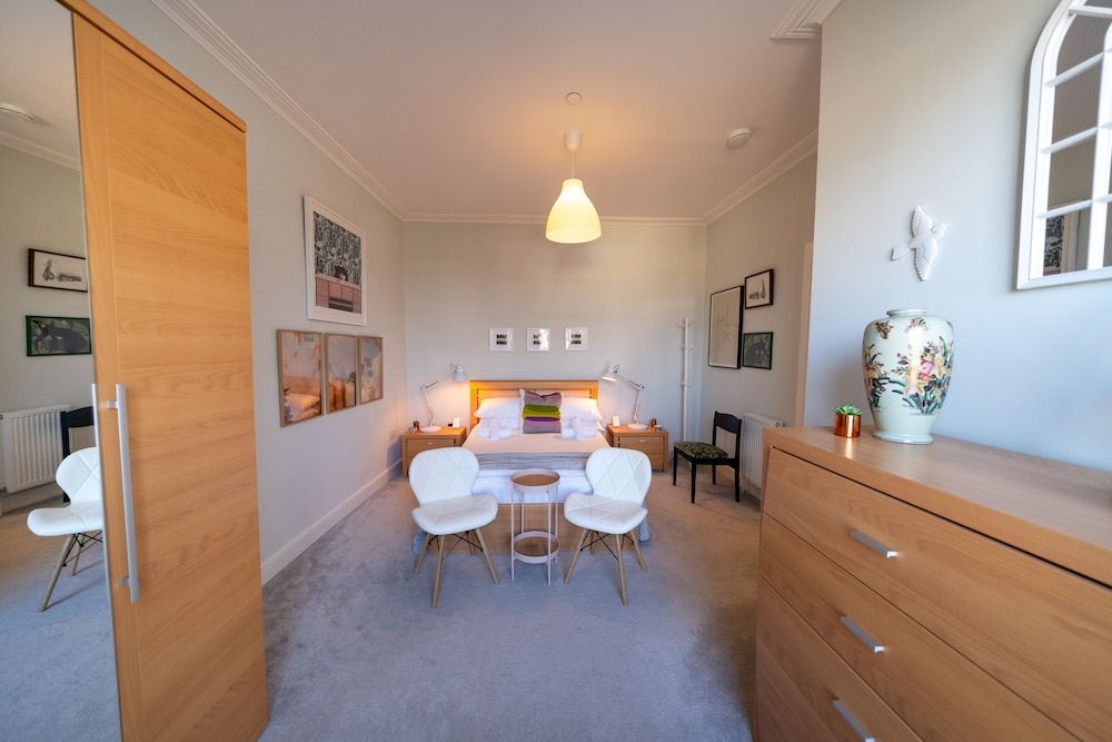 Crescent House Pentland Suite 4