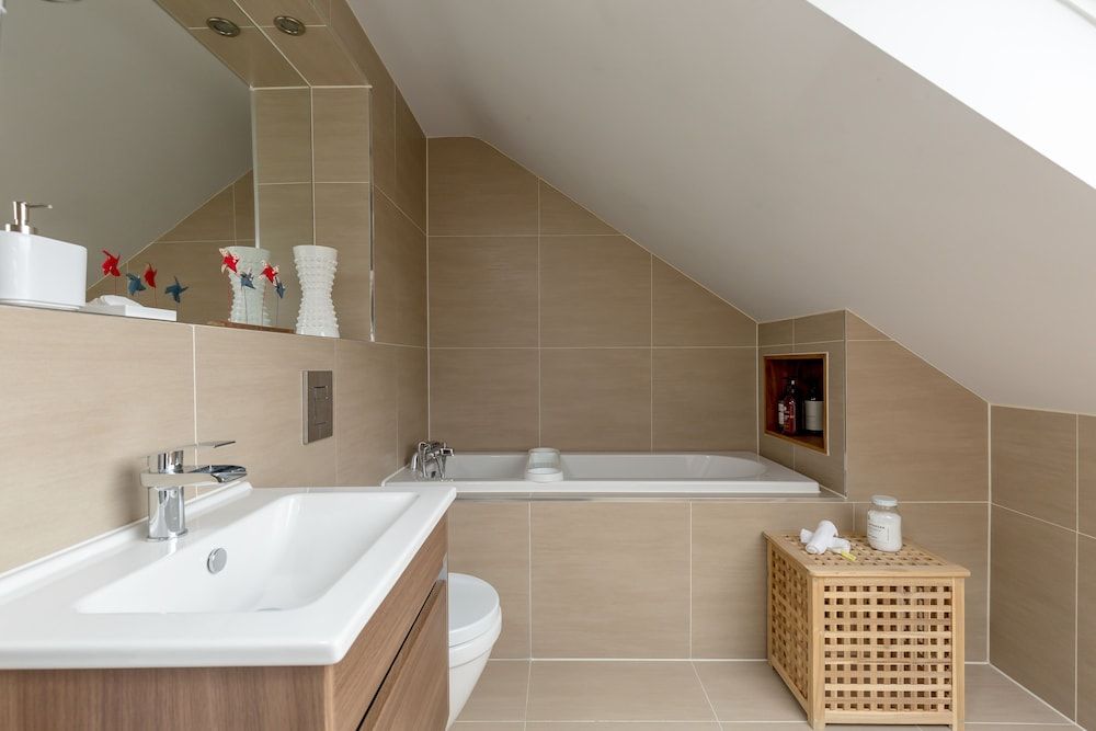 Crescent House Calton Suite 7