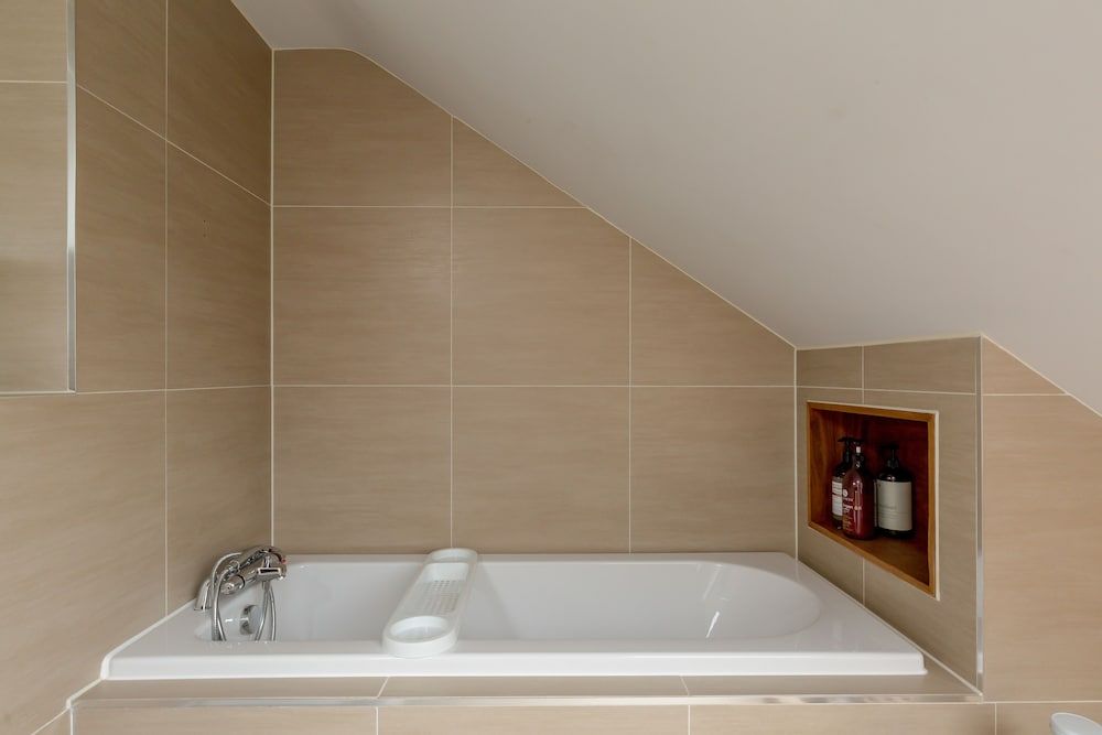 Crescent House Calton Suite 8