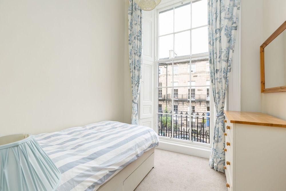 Basic Apartment, Multiple Beds