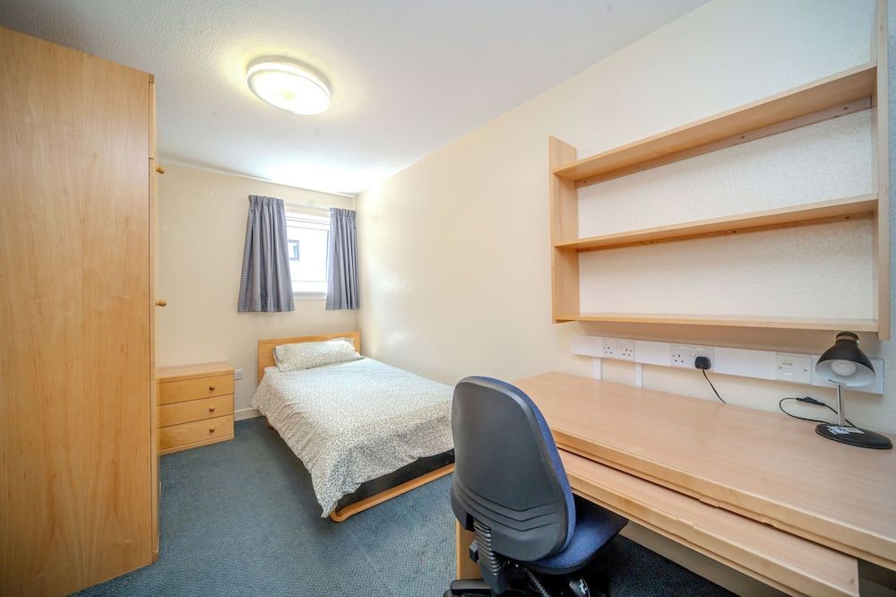 JOIVY Budget 4,5 and 6 bed private flats, in Historic Old Town - Adults Only