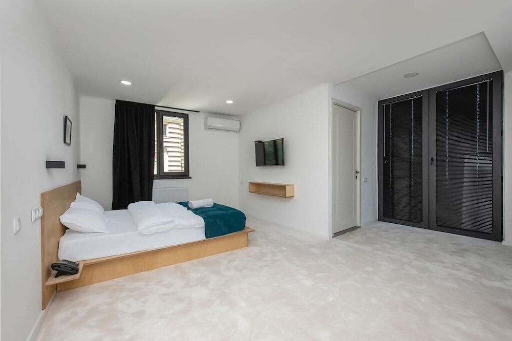 Opera Hotel Comfort Quadruple Room, City View