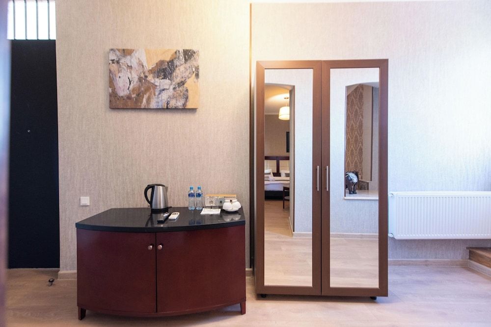 Kraveli Hotel Comfort Double Room, City View 28