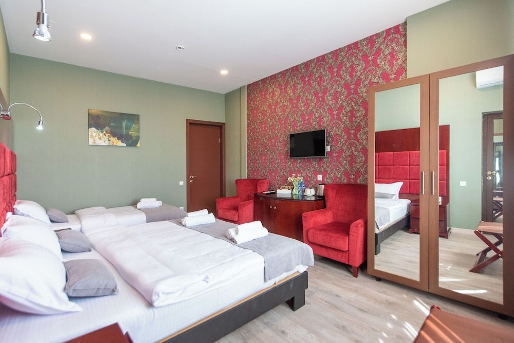 Kraveli Hotel Family Triple Room, City View 3