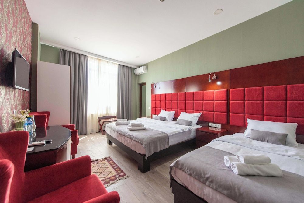 Kraveli Hotel Family Triple Room, City View 4