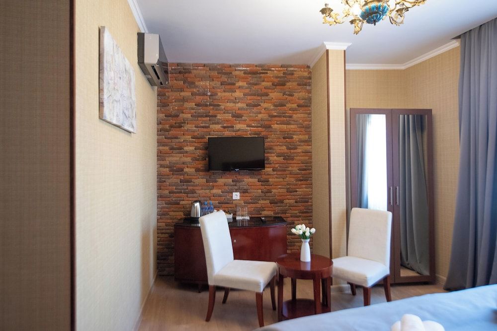 Kraveli Hotel Comfort Double Room, City View 23