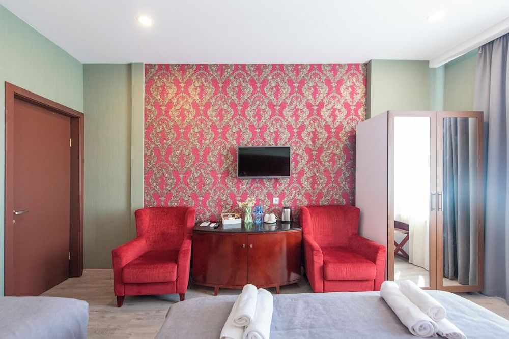 Kraveli Hotel Family Triple Room, City View 17