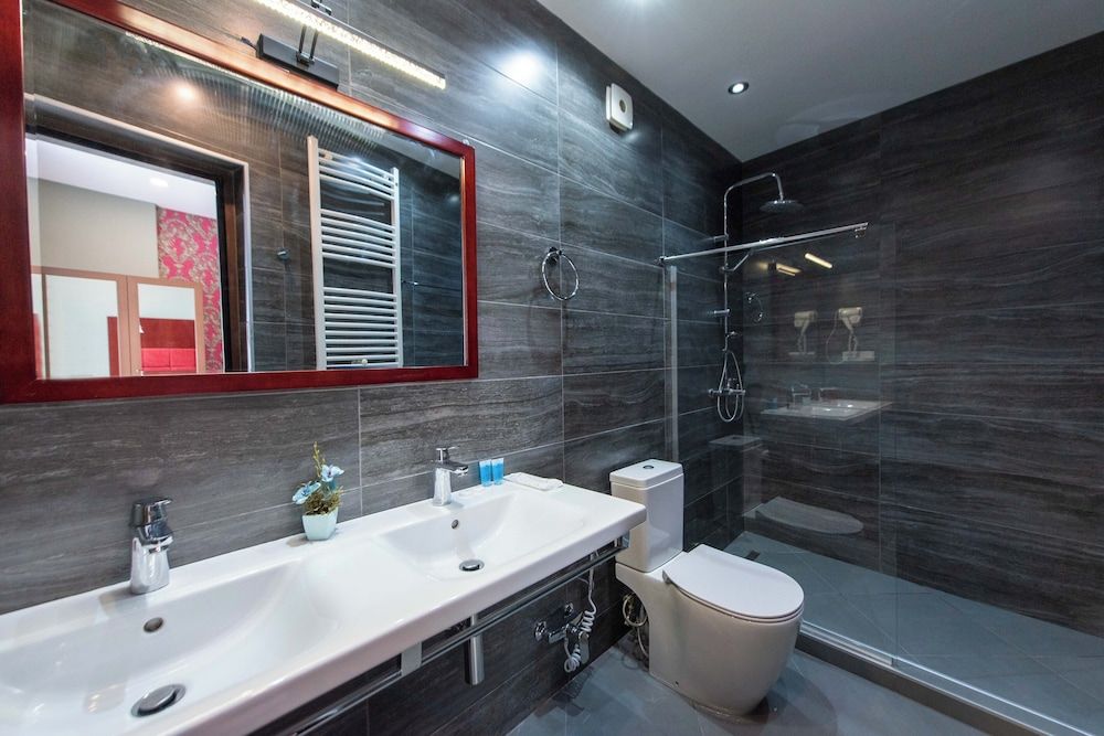 Kraveli Hotel Family Triple Room, City View 13