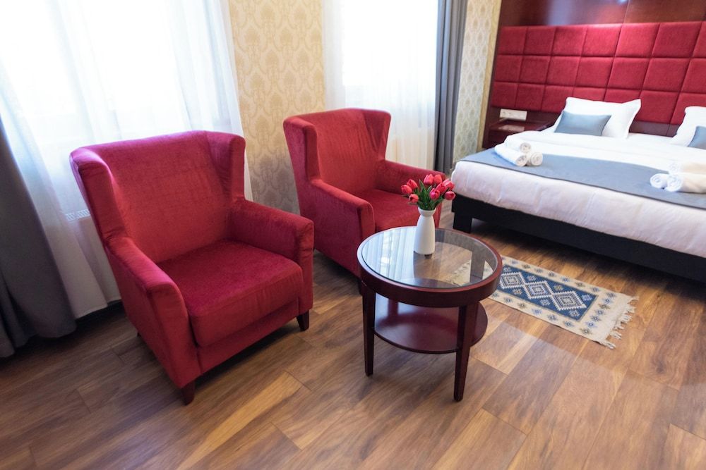 Kraveli Hotel Family Triple Room, City View 6