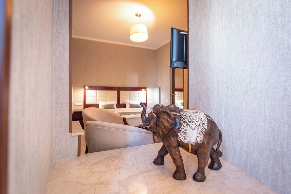 Kraveli Hotel Comfort Double Room, City View 8