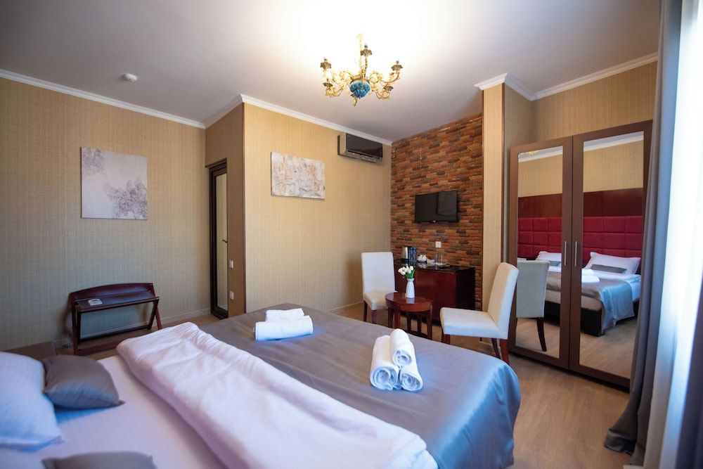 Kraveli Hotel Comfort Double Room, City View 25