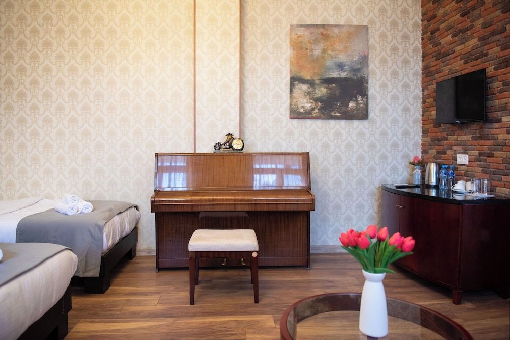 Kraveli Hotel Family Triple Room, City View 21