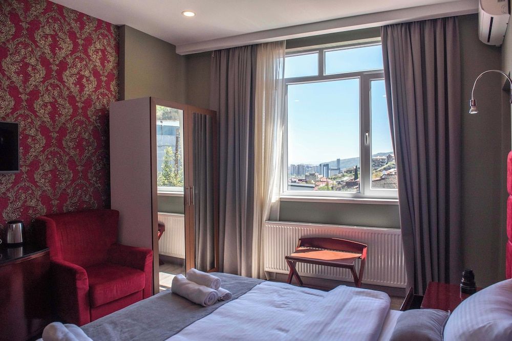 Kraveli Hotel Family Triple Room, City View 16