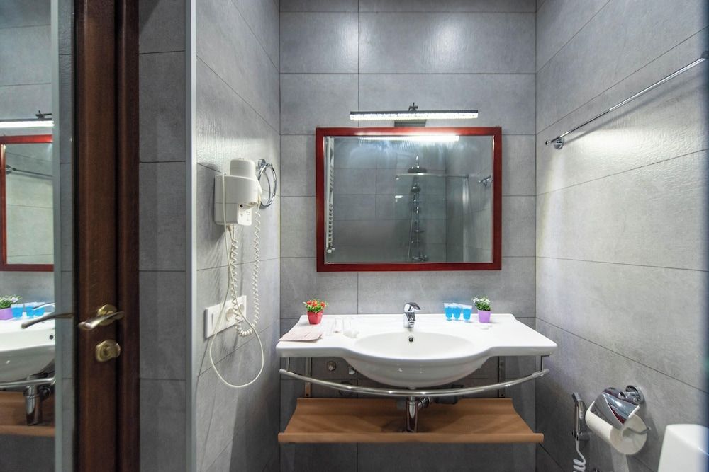 Kraveli Hotel Family Triple Room, City View 12