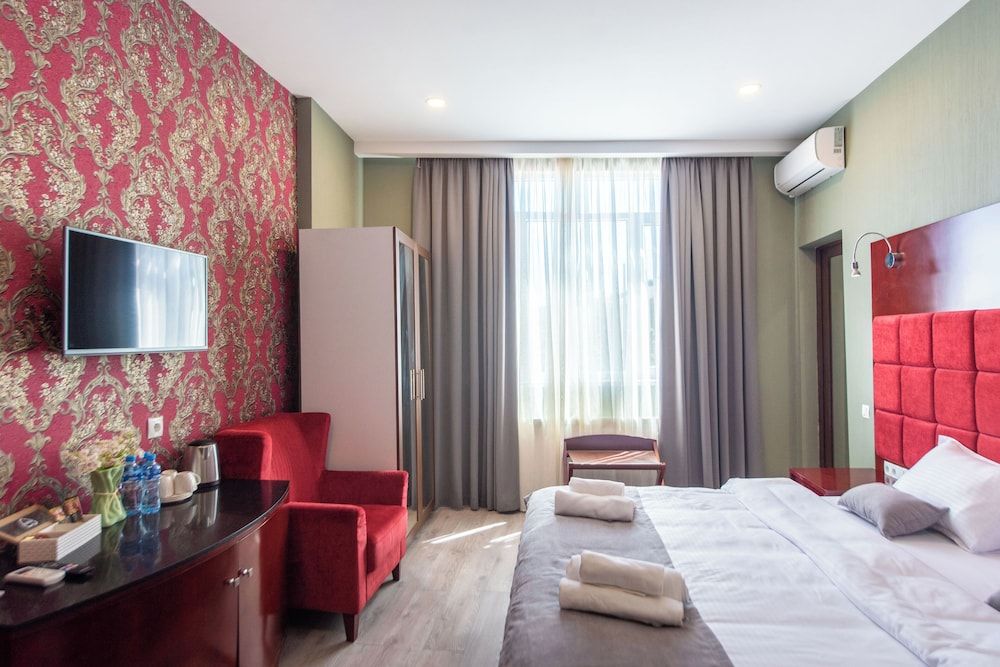 Kraveli Hotel Family Triple Room, City View 2