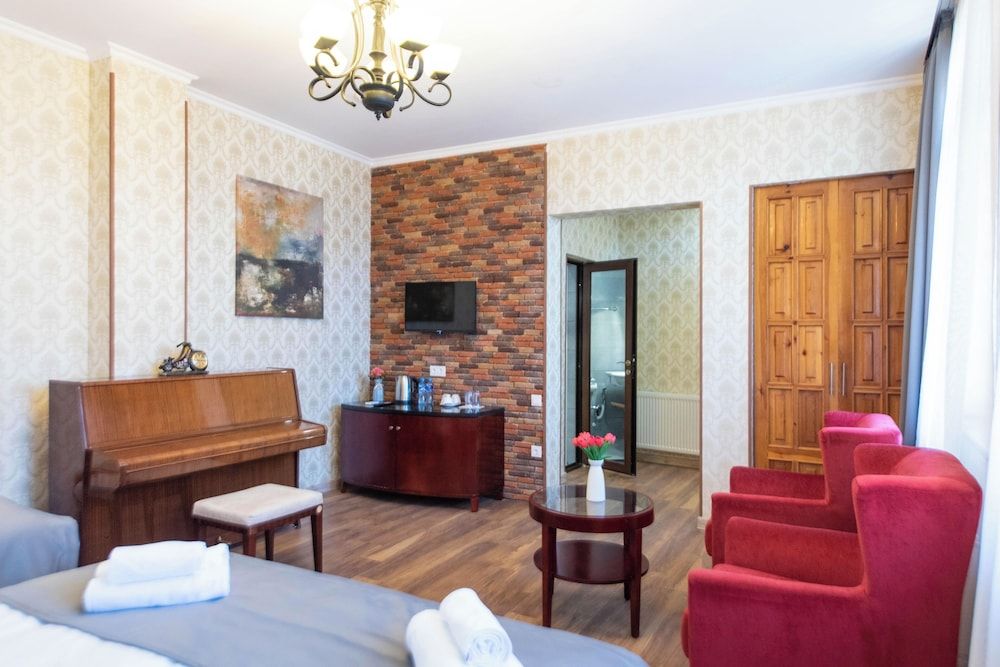 Kraveli Hotel Family Triple Room, City View 18