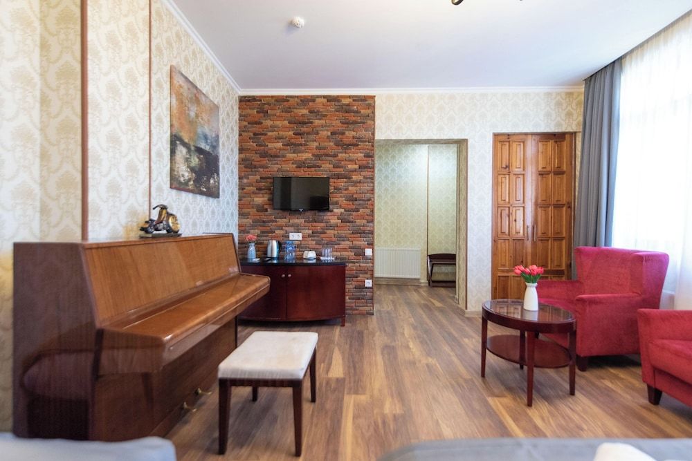 Kraveli Hotel Family Triple Room, City View 19