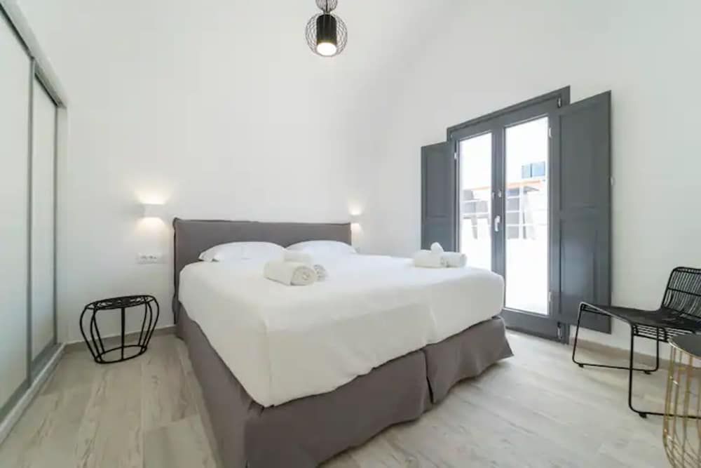 Central Apartment with Terrace & Jacuzzi