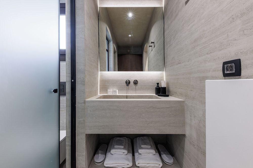 Hidden Hills Loft Suite with Outdoor Hot Tub 9